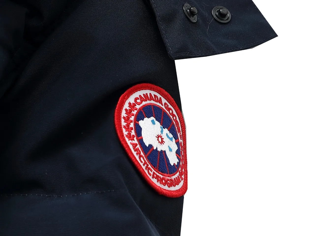P740 Canada Goose Canada Goose #Expedition04 Parker, a treasure of Canadian origin! Limited supply worldwide! Canada Goose Model 04 is a top-notch couple model. The polar cold-proof outdoor series fur collar detachable hooded parka down jacket is the first Goose in 2024. I hope my partners will like it. Peak quality. I hope everyone can identify it together! The most popular cool items of the Big Goose family in 2024 are online. The same popular product of Yi Yang Qianxi is said to be a joint limited edition Big Goose that cannot be bought in autumn and winter. If you dislike the sameness of the Big Goose in the past, then this model will definitely give you a different experience! This year's most powerful couple's collection for autumn and winter is online, a top-notch luxurious ready-to-wear style, paired with an outdoor warm down jacket with great style and charm! The most standard and classic items of the Daye family in the past two years are equipped with unique reflective stripes for embellishment, which further shows the high-end fashion performance effect. With the embellishment of hardware buckles, it has excellent performance effect. The upper body is clean, simple and elegant, even for urban leisure. It is suitable for various occasions. Designed with large pockets, this model has a large capacity and is equipped with reflective stripes, making it safer at night. It is suitable for various adventure activities. It is made of windproof and waterproof technical materials. The interior is filled with full white duck down, which is absolutely cold-proof and warm. It also has a stand-up collar design and fine fluff at the collar, with meticulous attention to detail! The charm of this model is also more spiritual, and the upper body has more temperament and specifications. It perfectly shows the ultra-high standard of fashionable performance of this model, integrating outdoor and life, and you can even create high-street wear! The most pinnacle limited-edition goose that we have presented so far, both in terms of design and detailed materials, it is completely outstanding. The grand and evergreen version design is matched with cool reflective elements. The overall appearance can be said to be quite high, and it has that kind of powerful outdoor performance! It combines high-end casual attributes with high-street style. It is high-grade, domineering, warm, and beautiful. The visibility of the upper body is quite strong, and the configuration of the owl element is highly brand-recognizable. The overall brand performance and visual effects are fully enhanced, and it also has a sense of high-end fashion and fashionable performance. It is a top-quality product that must be purchased, because this is the most awesome down brand on the earth and one of Canada's three national treasure brands. It is also a very sentimental down luxury brand. In the field of polar cold-proof clothing, Goose has made an irreplaceable contribution.